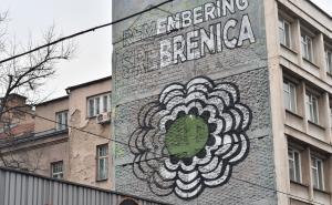 Foto: Nedim Grabovica / Radiosarajevo.ba / Srebrenički cvijet na fasadi zgrade u Titovoj ulici